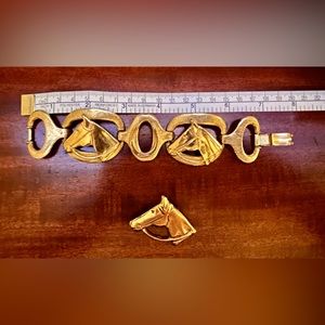 Vintage solid brass horse bracelet and horse head pin. 6.5“ x 2“. Pin is 1.5”